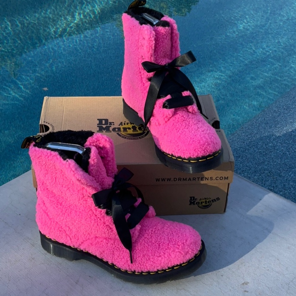 Dr. Martens 1460 PASCAL FAUX
SHEARLING BOOTS NEW IN BOX Size 9